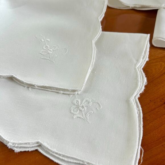 Vintage White Embroidered Cloth Napkins Set of 6 with Scalloped Edges - Picture 8 of 10